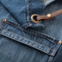 Détail de tablier, lien cuir et toile denim 